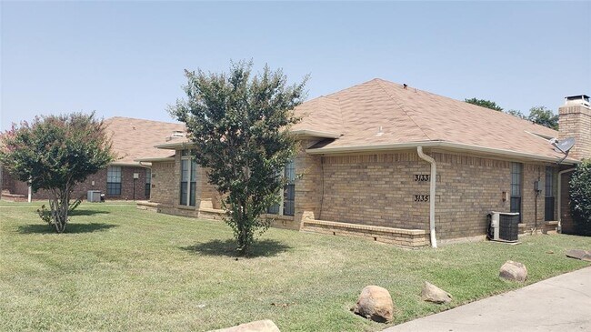 Foto del edificio - 3133 Tudor Ln