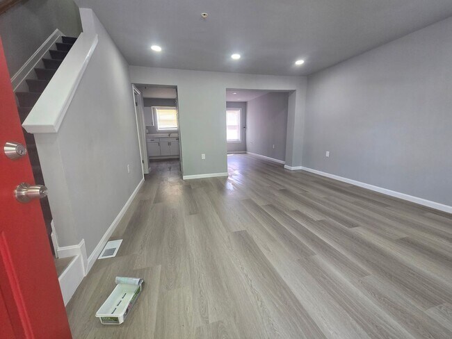 Foto del edificio - **VOUCHER HOLDERS **NEWLY REMODELED TOWNHOME IN CENTRAL LOCATION! 3 BEDROOM 2 1/2 BATH, FINISHED ...