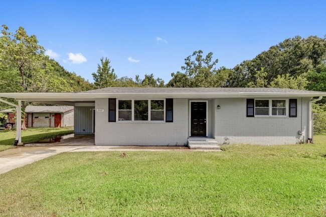 Foto del edificio - Remodeled home with Huge Backyard