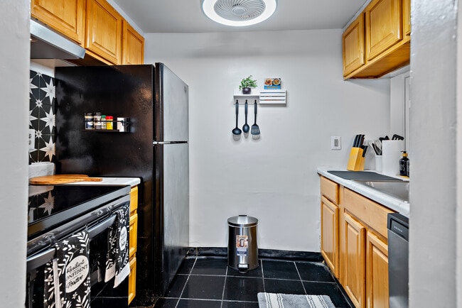 Shared Kitchen - 1818 Saint Paul St