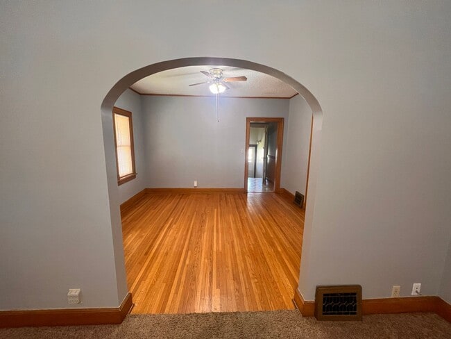 Building Photo - Spacious Home w/ Fenced Backyard