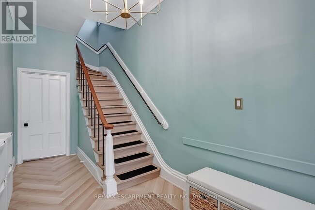 Building Photo - 87 Colbourne St
