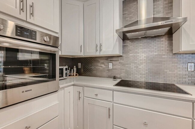 Foto del edificio - FIRST MONTH OFF - 3BR Townhome in trendy R...
