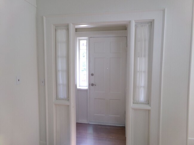 Foto del edificio - 1529 W First St