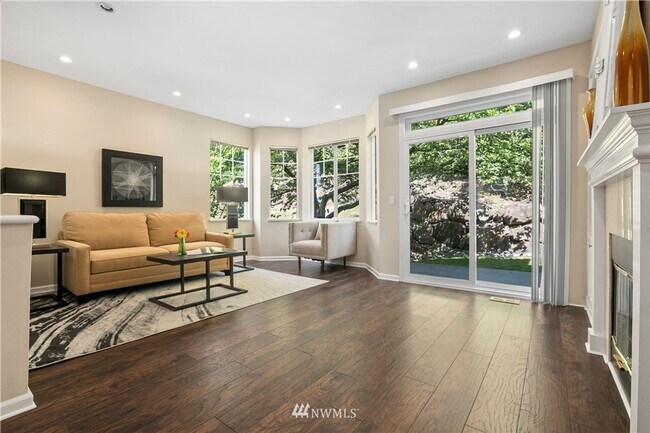 Building Photo - Tranquil Bellevue Home with Extra Room!