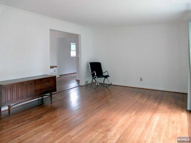 Building Photo - 92 Heights Rd