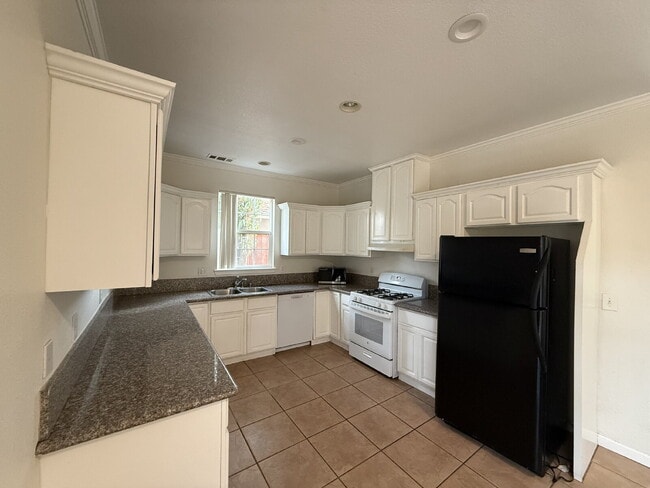 Building Photo - Spacious 4 Bedroom 2 Bath Home Nestled in ...