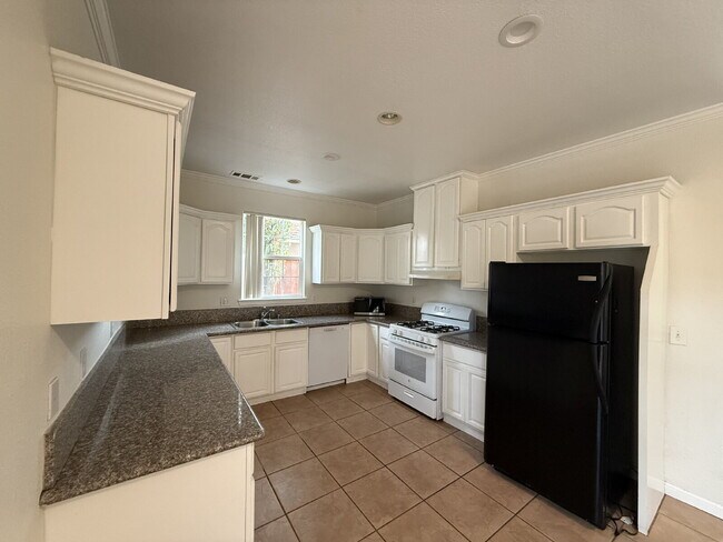 Foto del edificio - Spacious 4 Bedroom 2 Bath Home Nestled in ...