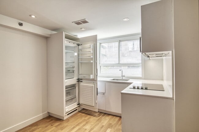 Building Photo - 25 Av des Pins O
