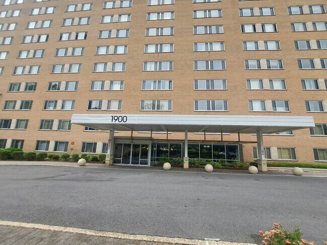 Building Photo - Spacious 1br/1bth Condo minutes from Downtown Silver Spring!