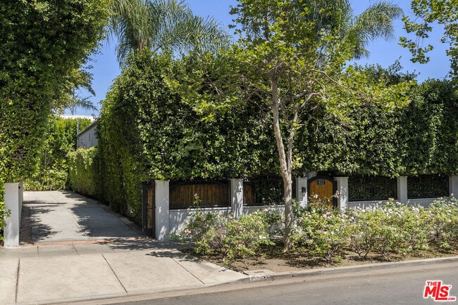 Building Photo - 812 N Harper Ave