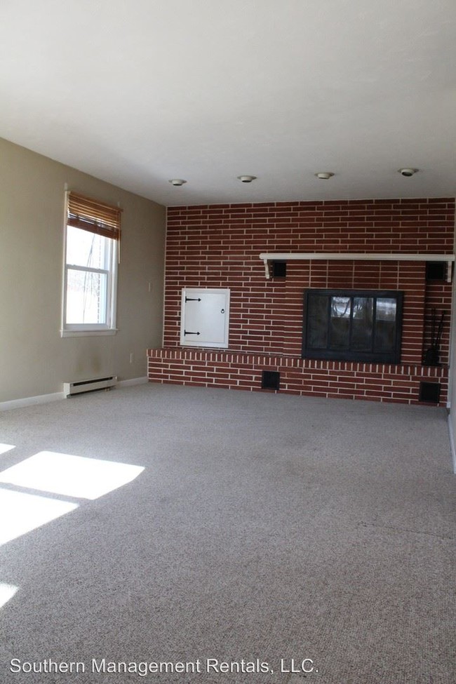 Building Photo - 3 br, 2 bath House - 125 W. Main St.