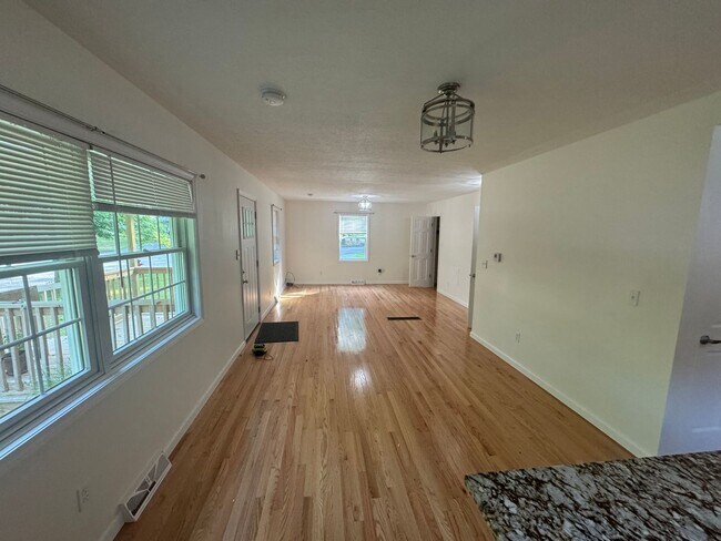 Building Photo - 3 Bedroom House with A/C