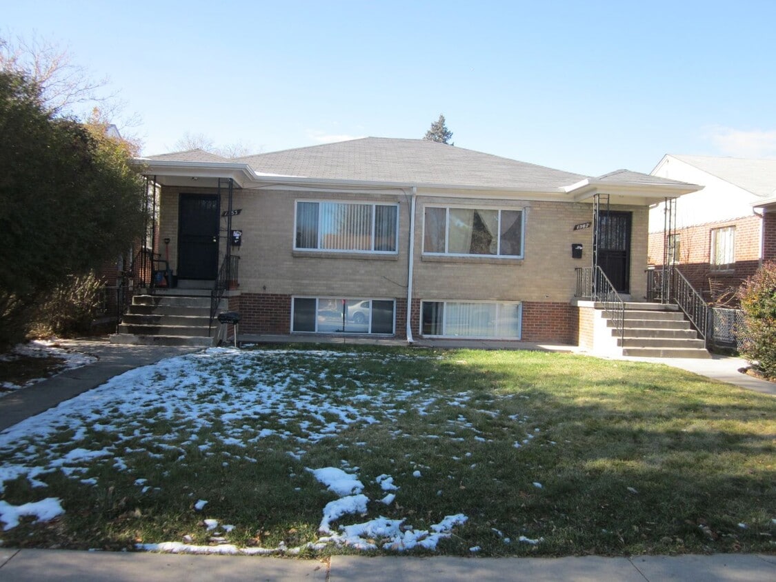 2 bed 1 bath upper unit laundry included! - 2 bed 1 bath upper unit laundry included!