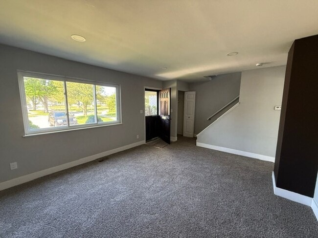 Building Photo - 2 bedroom 1.5 bathroom townhouse - Availab...