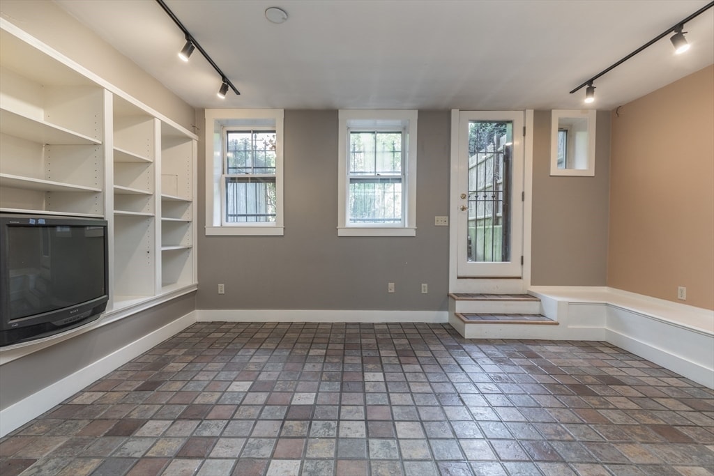 Primary Photo - 73 Chandler St