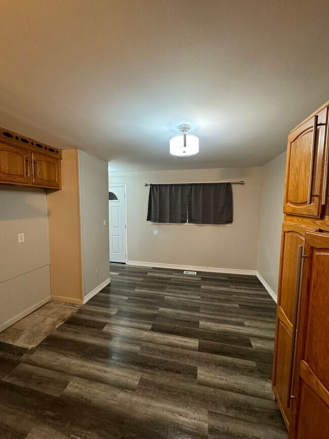 Building Photo - 3 Bed, 1 Bath Ranch with Basement and Atta...