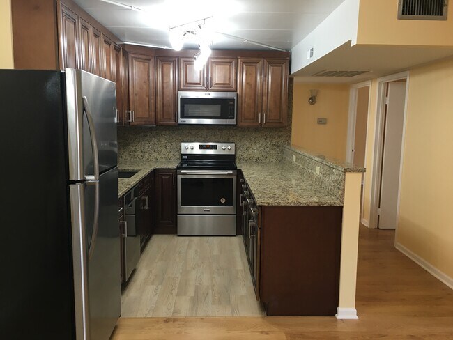 Building Photo - 3221 W Parkway Dr
