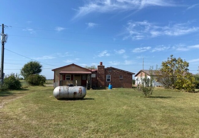 Building Photo - Large Home! - $790 Month / $1,900 Down