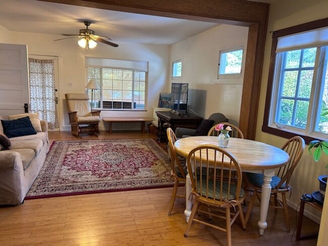 Building Photo - 3 Bedroom 2 Bath - Close to SRJC ~Availble...