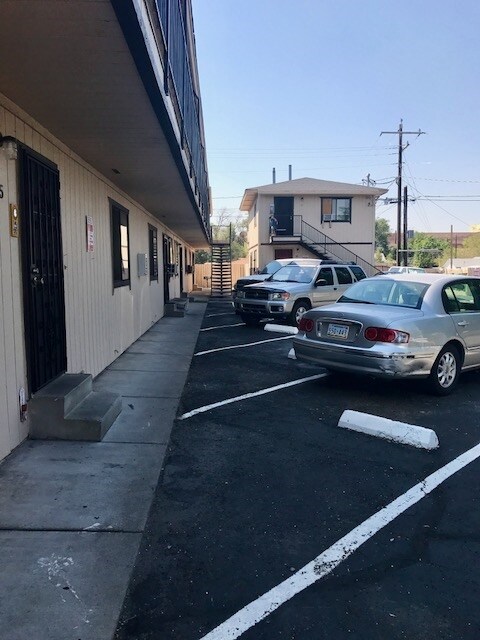 8 unit building - 690 Field St