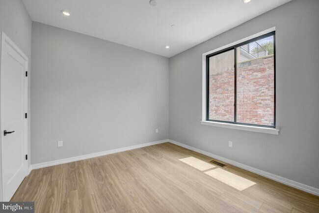 Building Photo - 1205 S 15th St