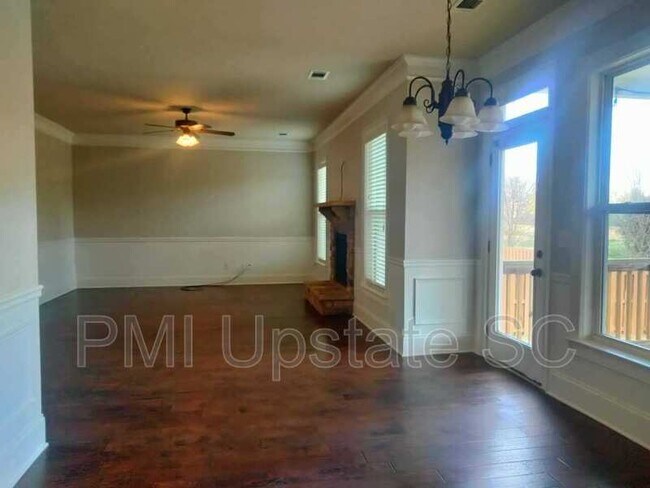 Building Photo - 113 River Valley Ln