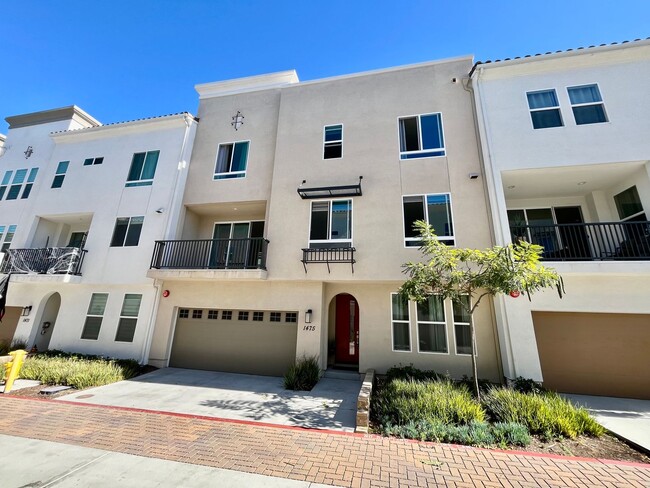 Building Photo - Beautiful 3B 3.5 BA Townhouse in Otay Ranch!
