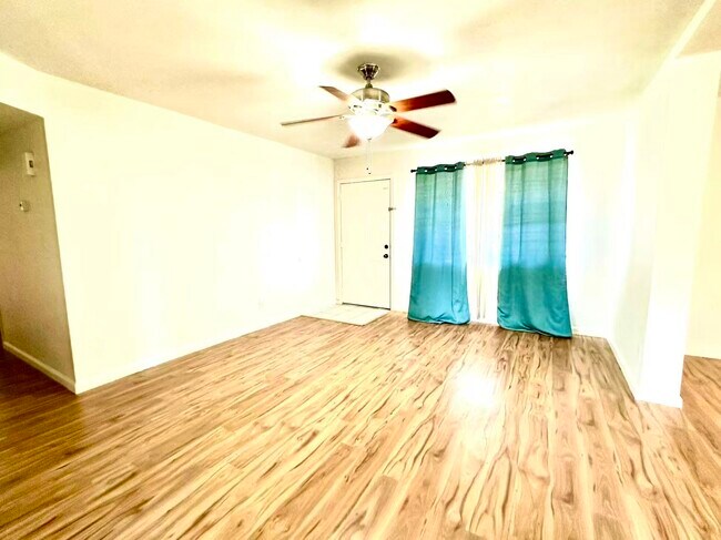 Foto del edificio - 1056 W Hackamore St