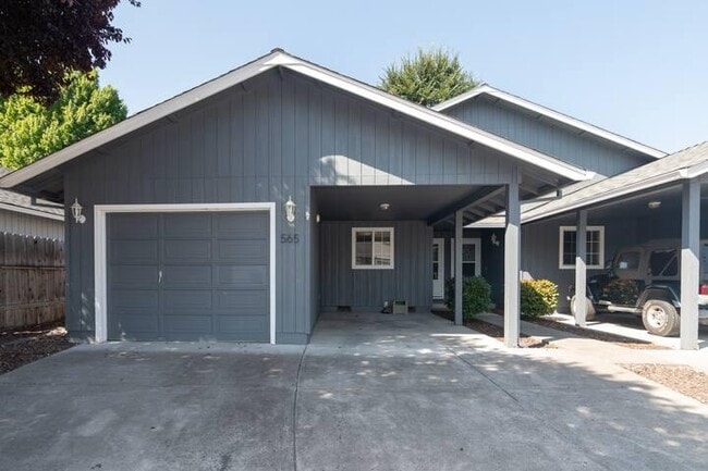 Building Photo - 565 Primrose Dr