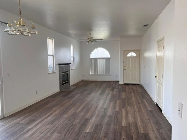 Foto del edificio - 3 Bedroom, 1 Bath Home with attached 2 car garage