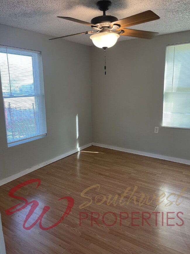 Building Photo - Quiet 1 bedroom, 1 bathroom property across from the walking trail