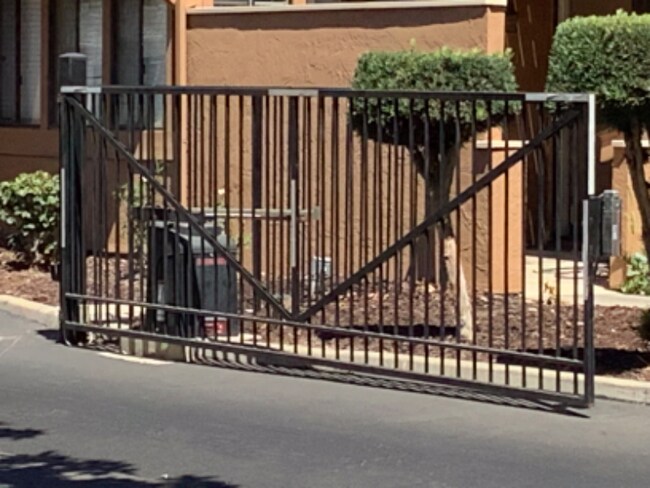 Foto del edificio - 1240 W Roseburg Ave