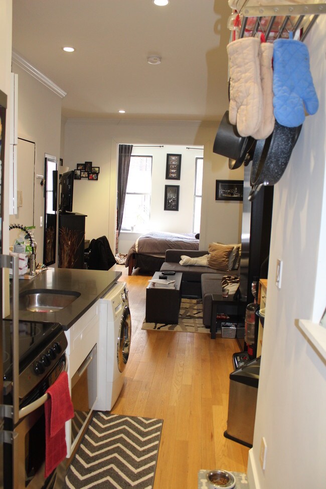 Foto del edificio - 351 E 83rd St