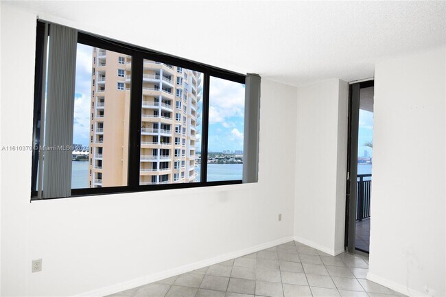 Building Photo - 540 Brickell Key Dr