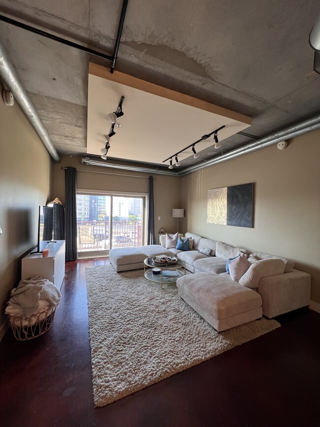 Living room - 150 Bee St