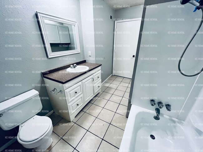 Building Photo - Bright 2 bedroom 1 bath duplex in Lees Sum...