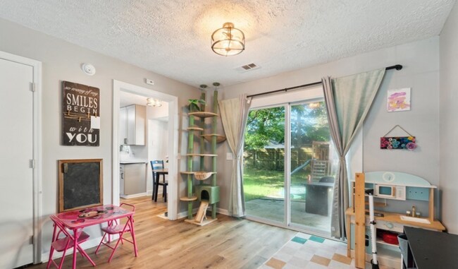 Foto del edificio - New to the market! 3/2 Home in Richmond Hi...