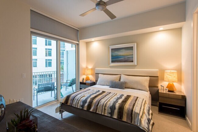 Building Photo - Spacious Apartment with Balcony & Pool!