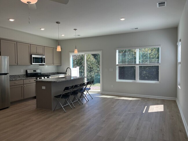 Foto del edificio - Brand New 3/3 Move In Ready Now!