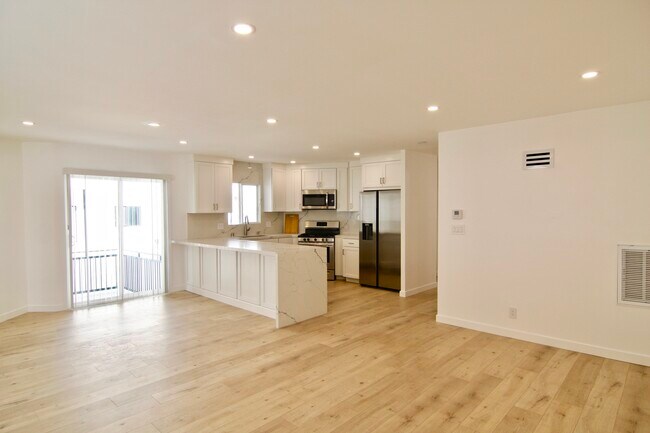 Kitchen with eating counter - 430 Sierra St