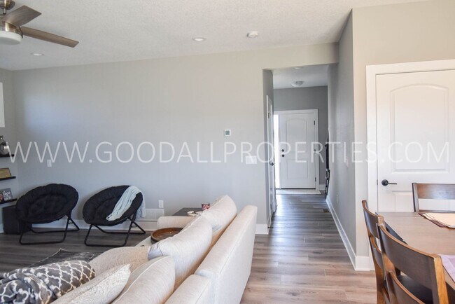 Foto del edificio - 5 Bedroom 3.5 bath 3 car attached garage, ...
