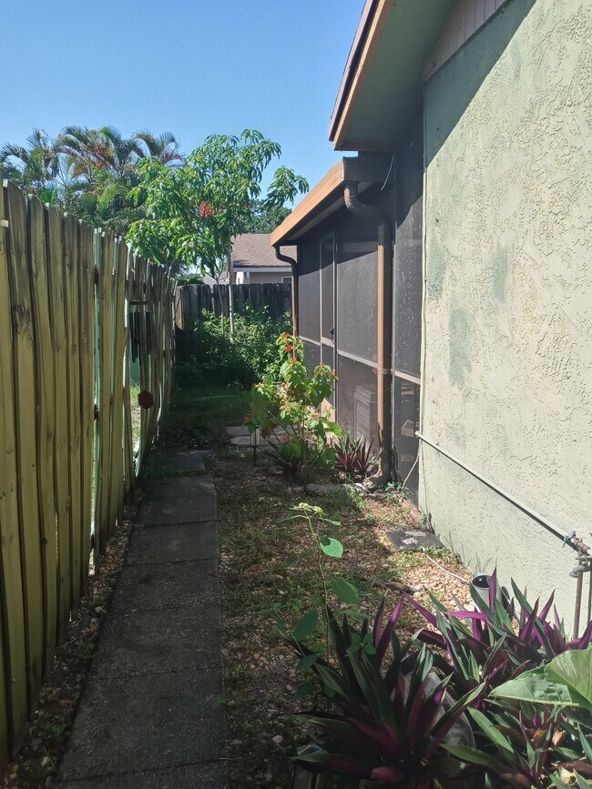 Building Photo - 9205 Saddlecreek Dr
