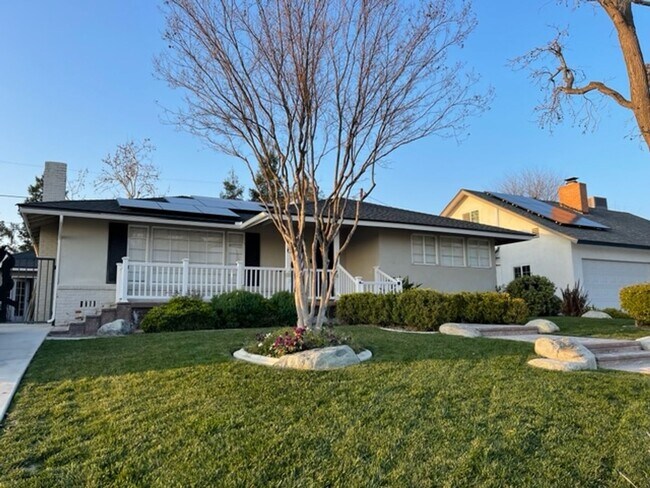 Building Photo - Gorgeous 3 Bedroom 2 Bath Home in Bakersfi...