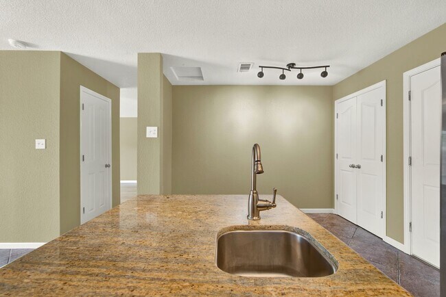 Foto del edificio - Great updated unit close to everything