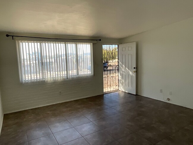 Foto del edificio - Convenient west side location off of Mission