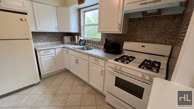 Building Photo - BEAUTIFUL SUNNY & LARGE  DUPLEX 2 BEDROOM ...