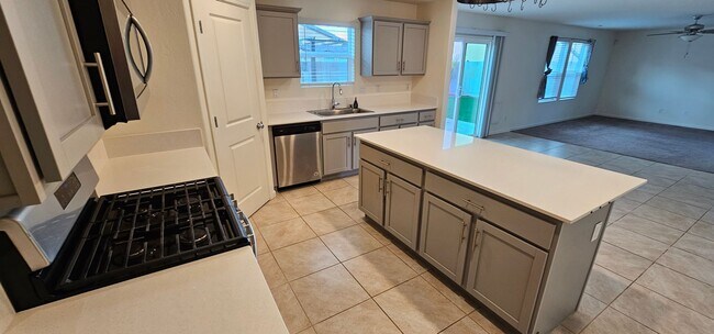 Building Photo - Beautiful 5 Bed Home in West Bakersfield
