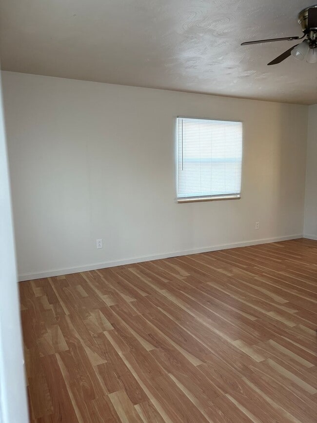 Building Photo - Charming 2-Bedroom Oasis with Spacious Front Yard!