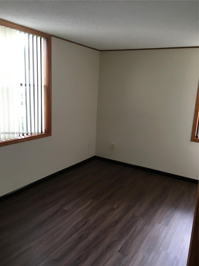 Foto del edificio - 14221 N Kendall Dr